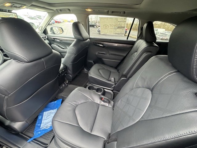 New 2026 Toyota Highlander Platinum image 16