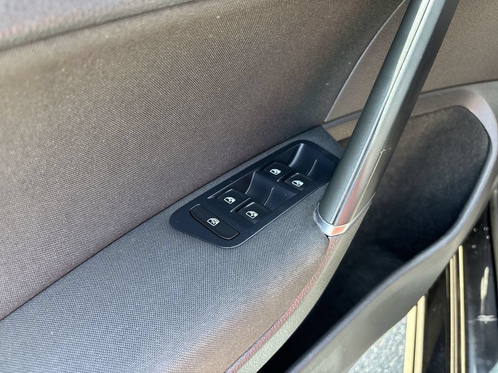 Used 2016 Volkswagen e-Golf SE FWD image 26