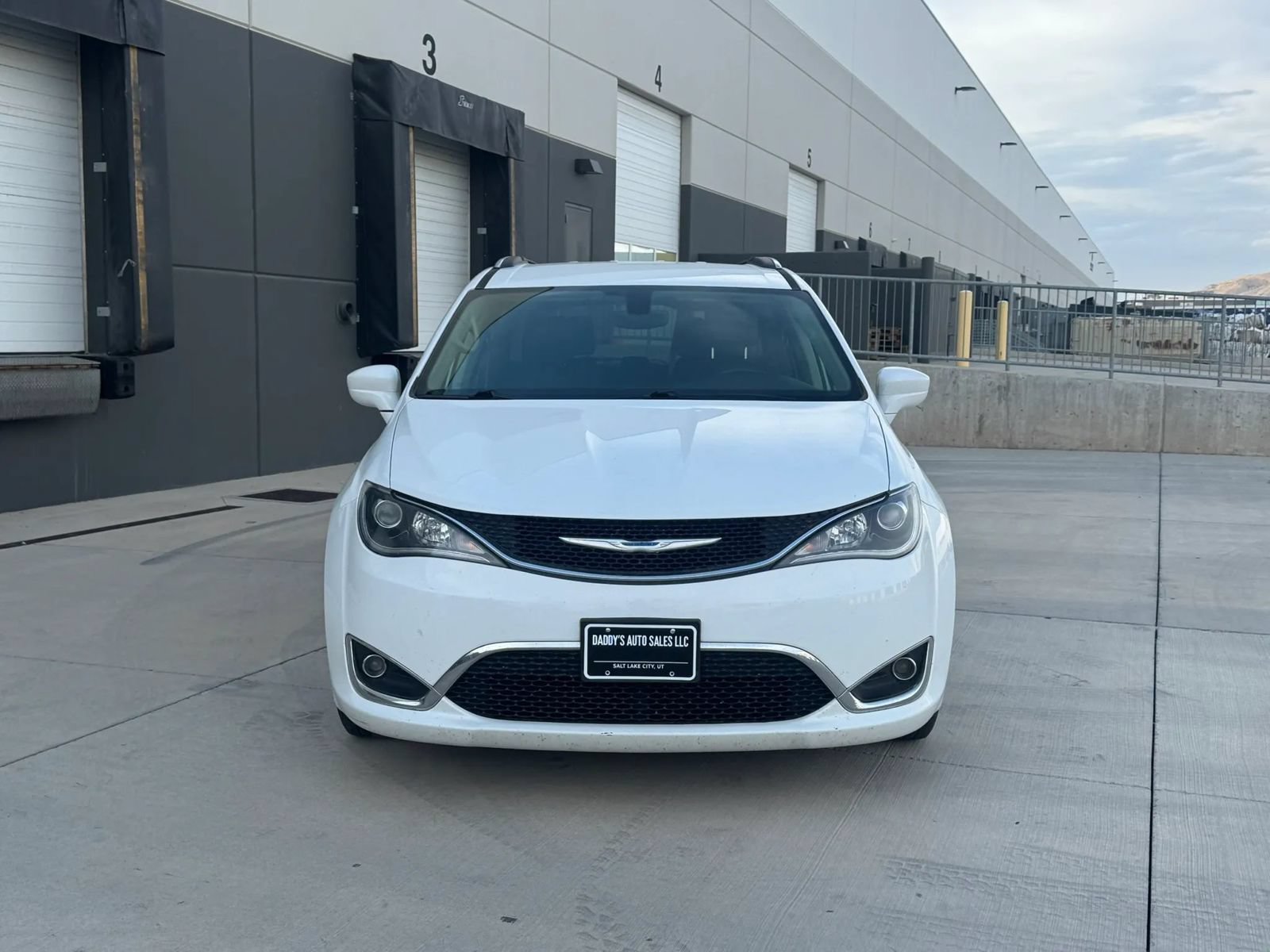 Used 2018 Chrysler Pacifica Touring-L FWD image 8