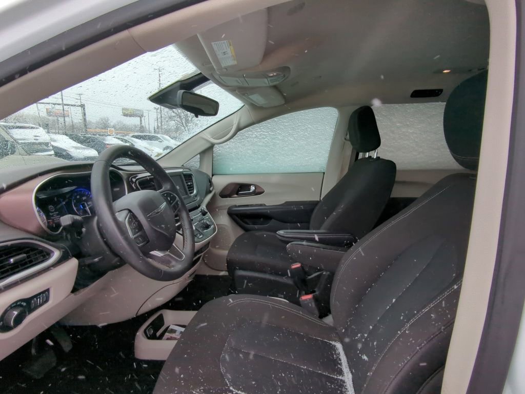 Used 2023 Chrysler Voyager LX image 6