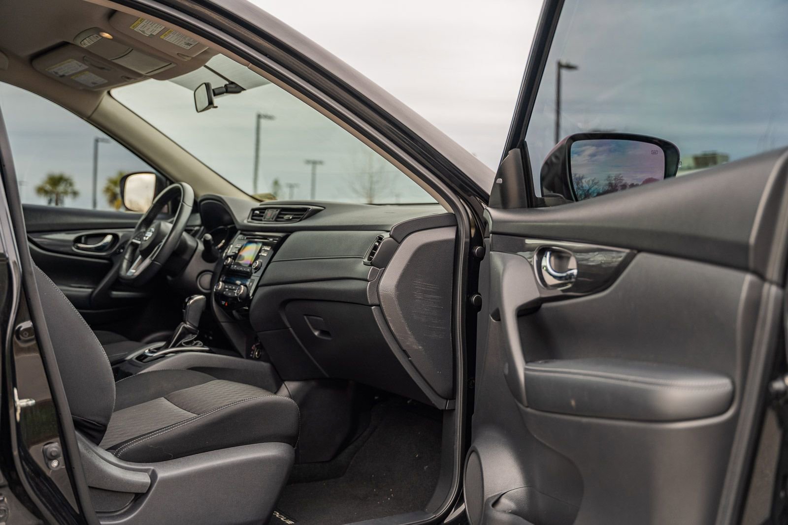 Used 2017 Nissan Rogue SV image 11