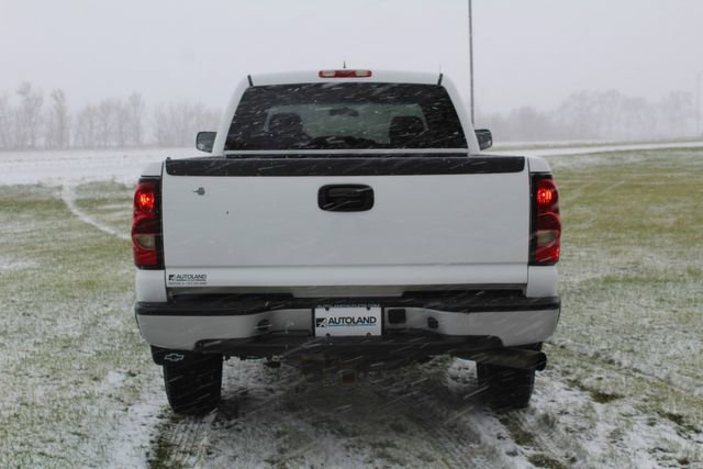 Used 2007 Chevrolet Silverado 2500 W/T w/ Heavy-Duty Power Package AWD/4WD image 4