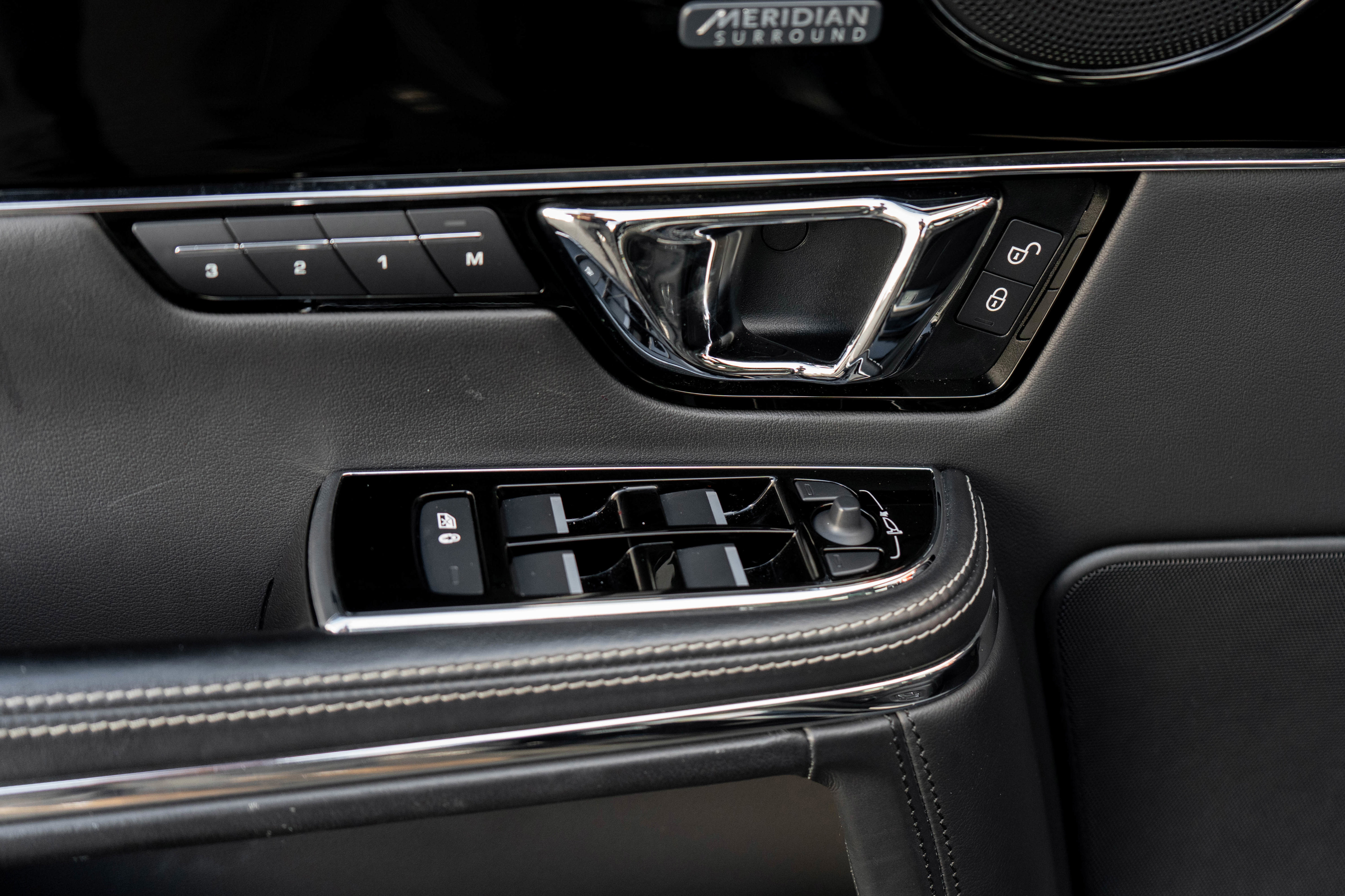 Used 2015 Jaguar XJ image 11