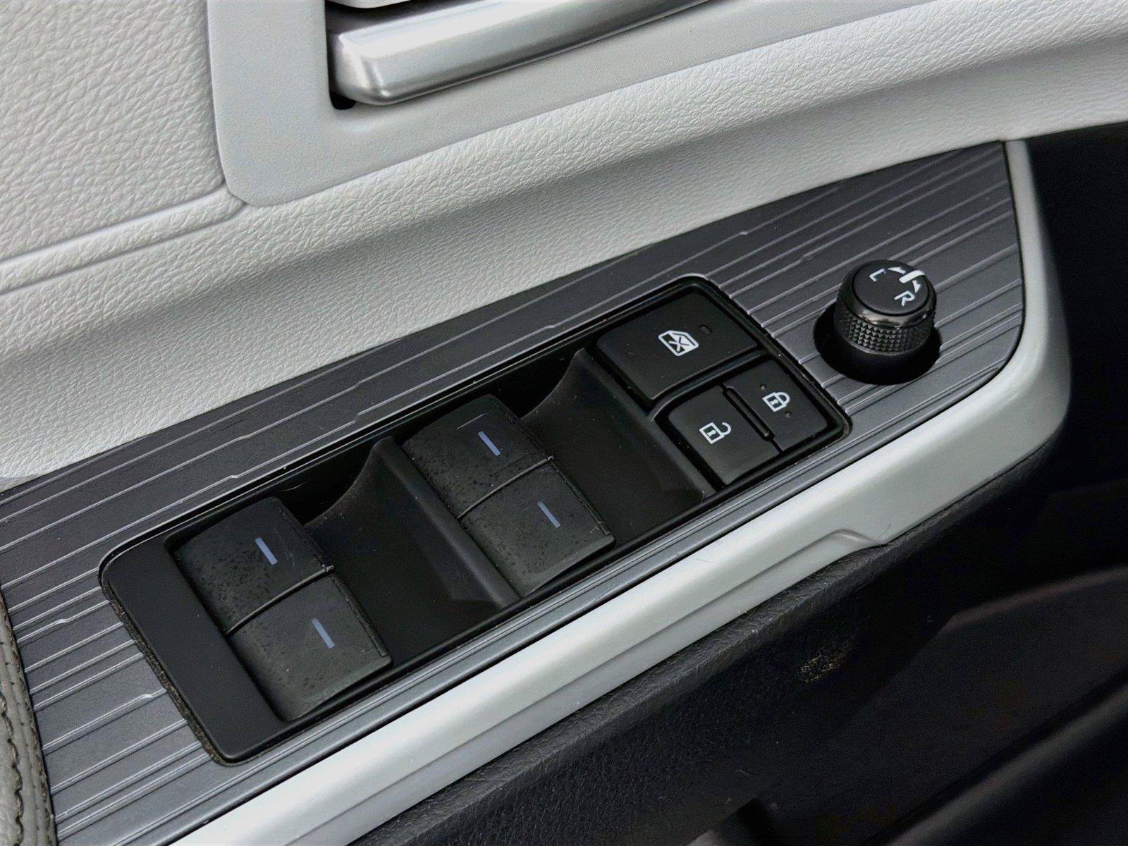 Used 2025 Toyota Sienna XLE FWD image 24