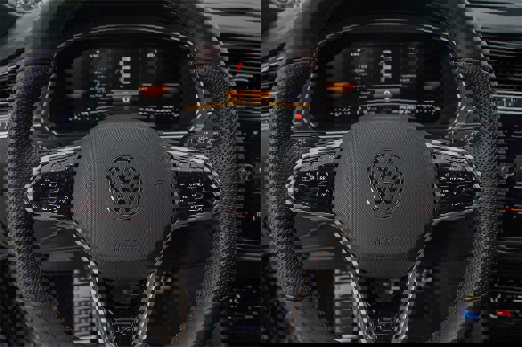 New 2024 Volkswagen Tiguan SE R-Line image 10