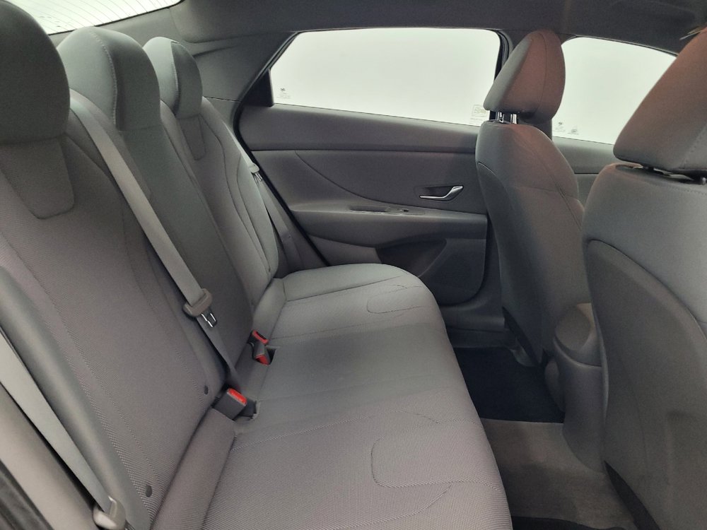 Used 2021 Hyundai Elantra SE FWD image 19