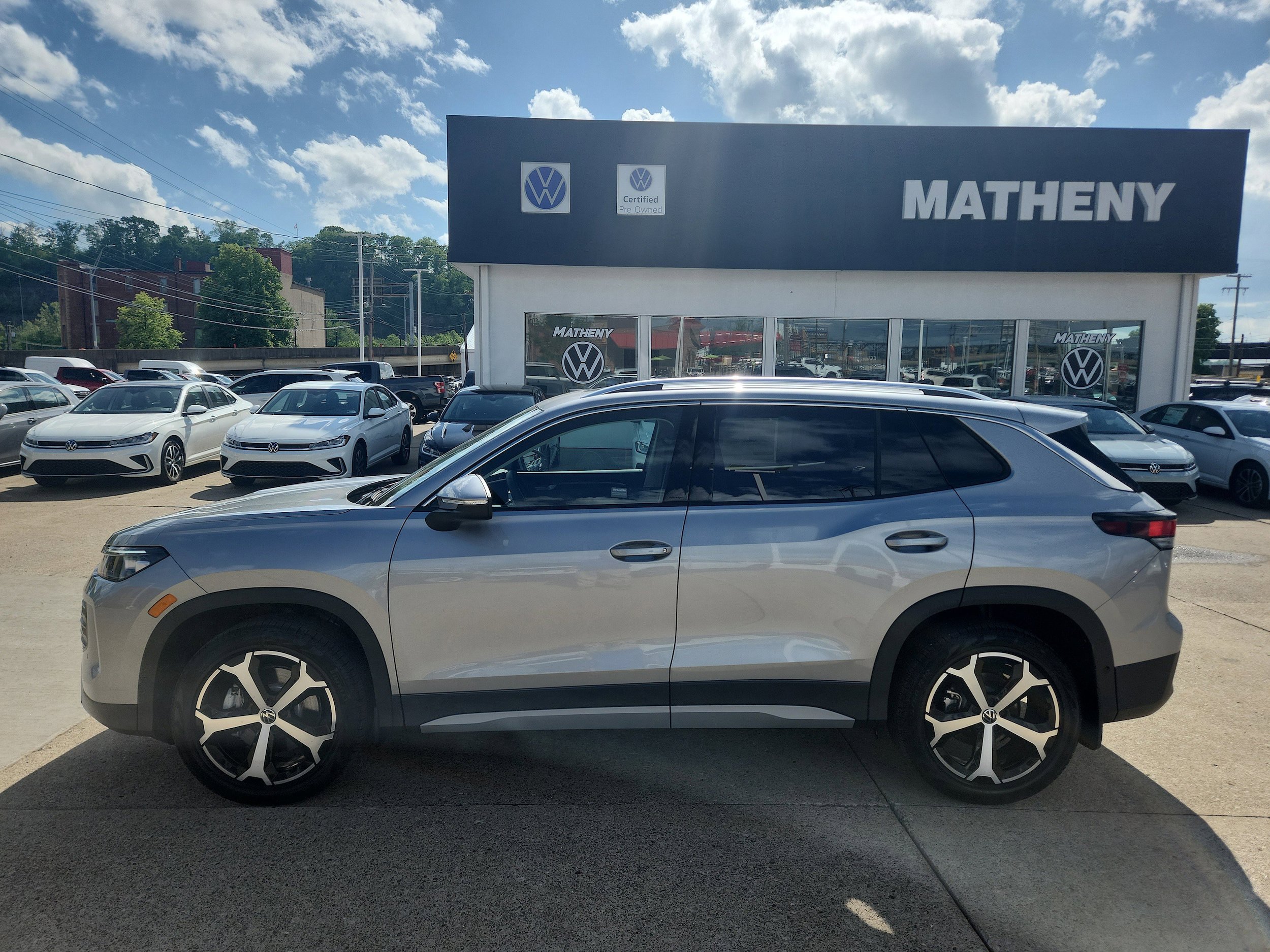 New 2026 Volkswagen Tiguan SE AWD/4WD image 2