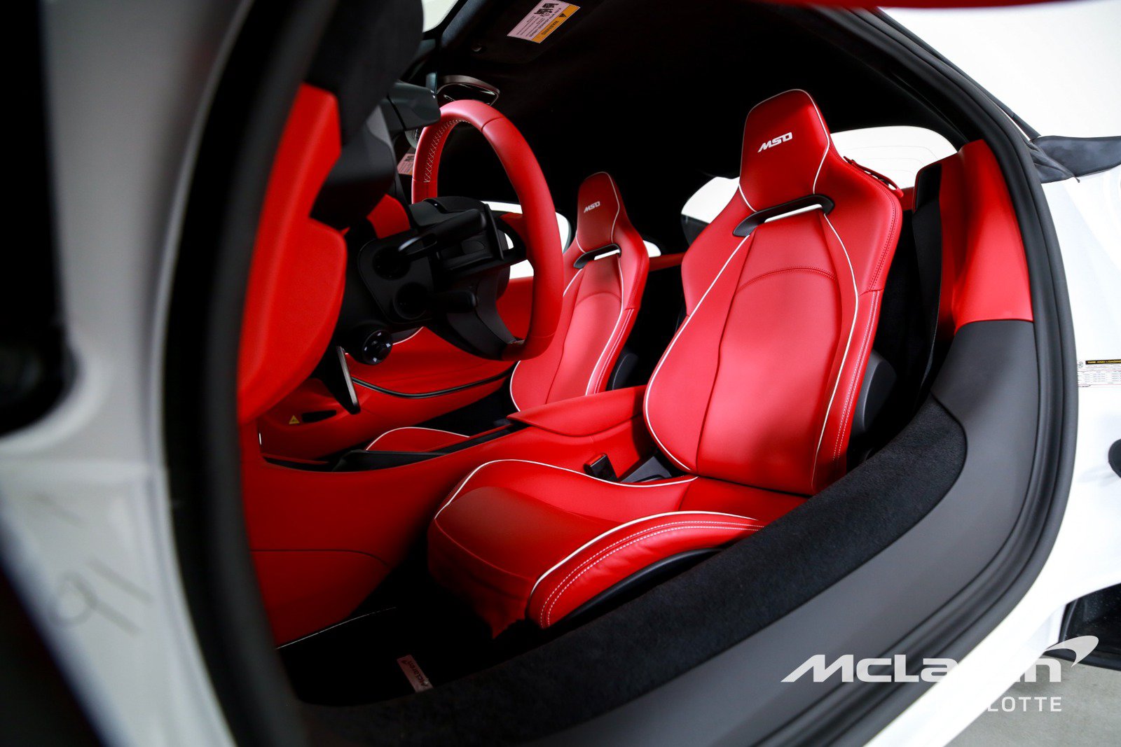Used 2025 McLaren Artura RWD image 12