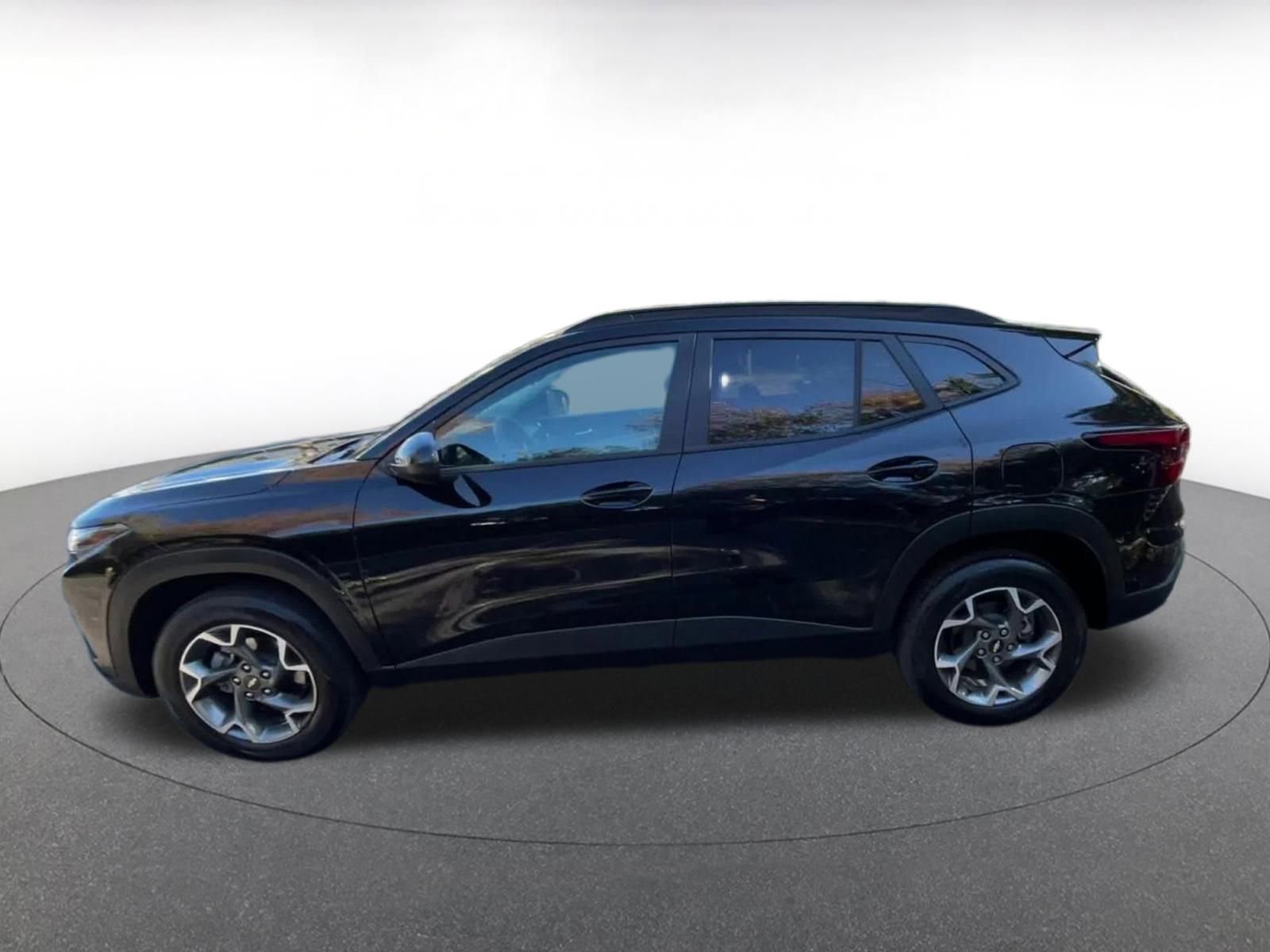 Used 2025 Chevrolet Trax LT image 9
