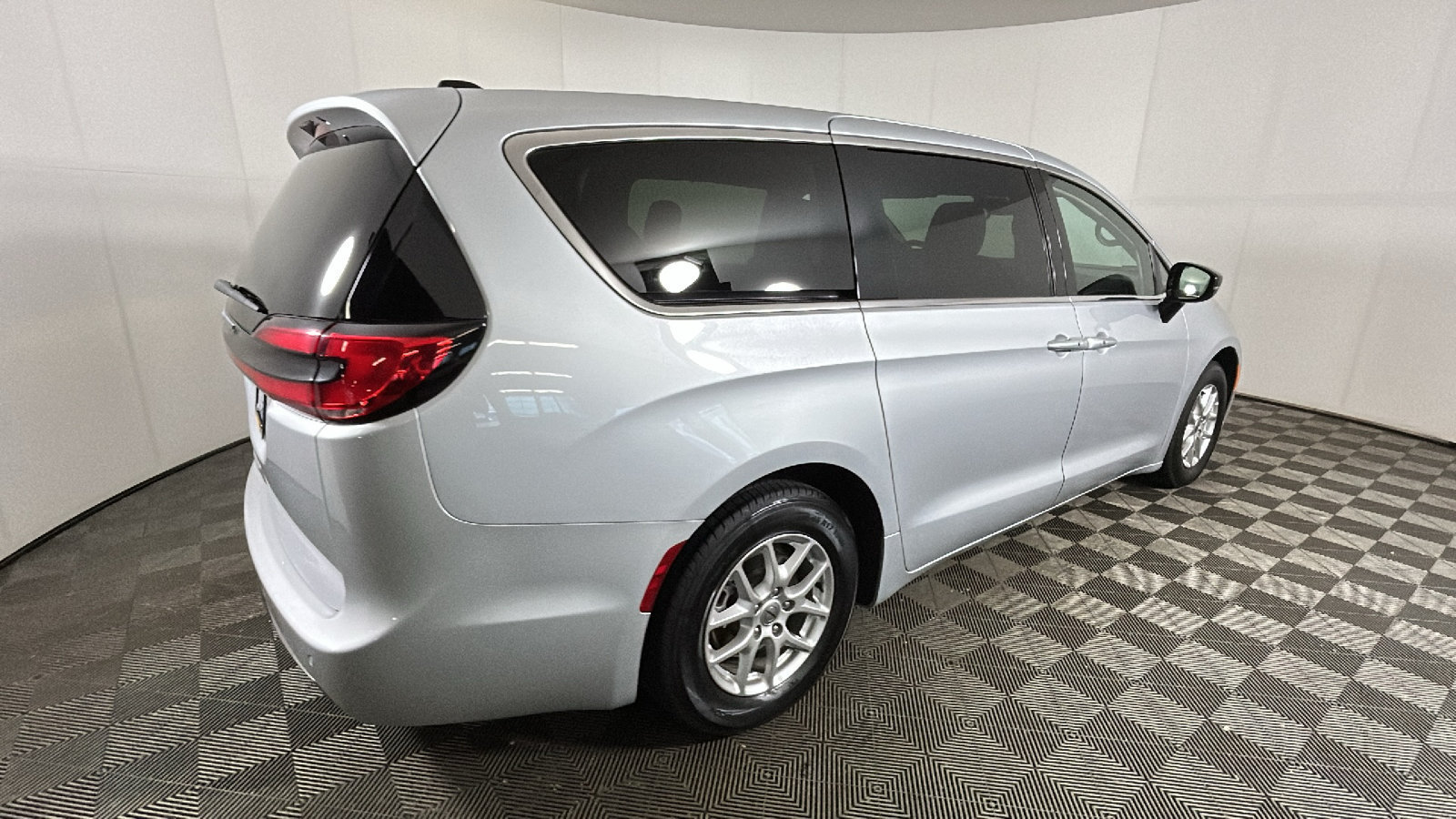 Used 2024 Chrysler Pacifica Touring-L FWD image 3