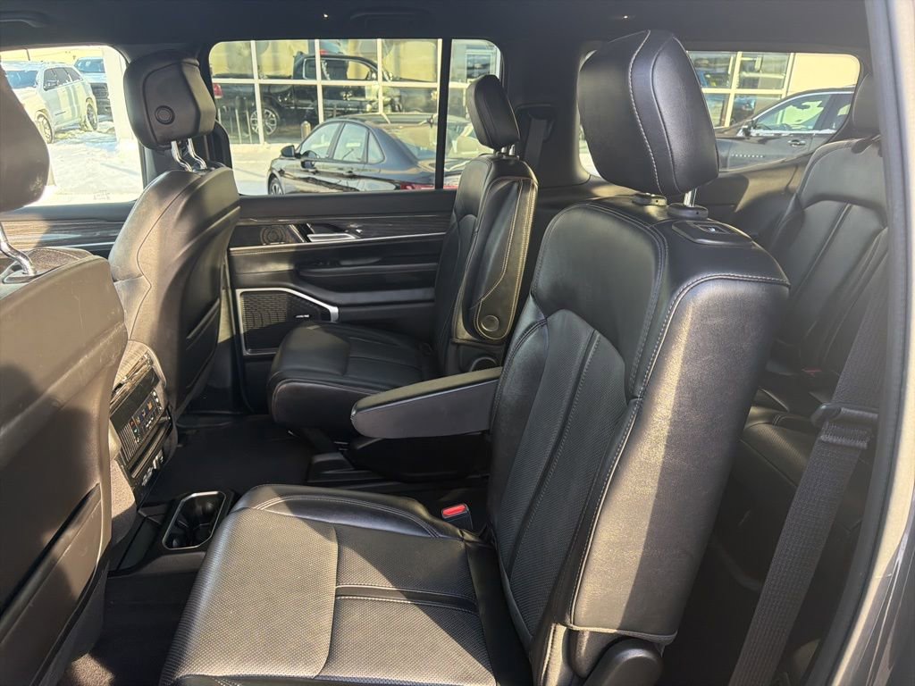 Used 2022 Jeep Wagoneer Series III w/ Flexible Seating Group AWD/4WD image 17