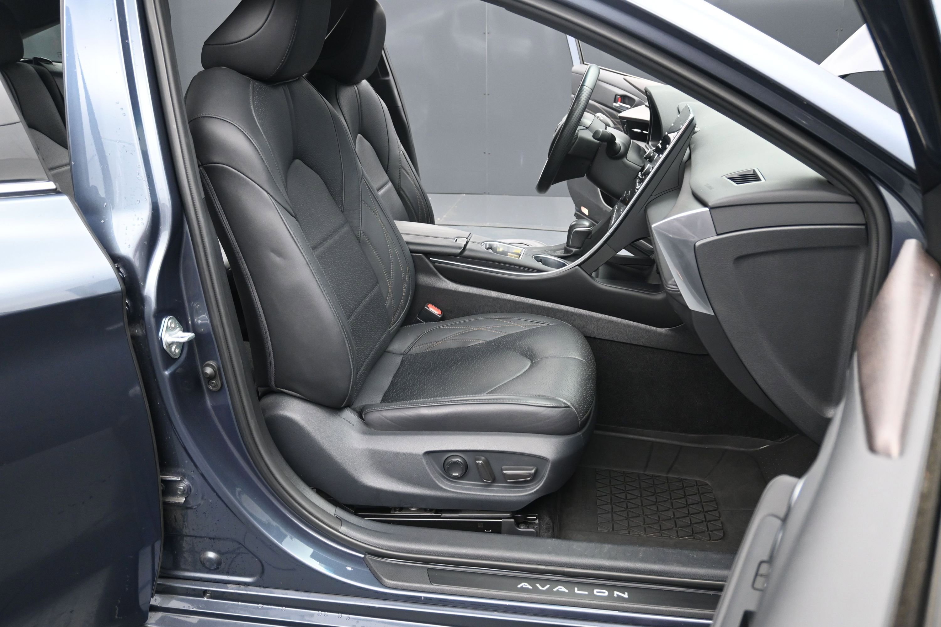 Used 2022 Toyota Avalon Limited w/ Advanced Safety Package FWD image 25