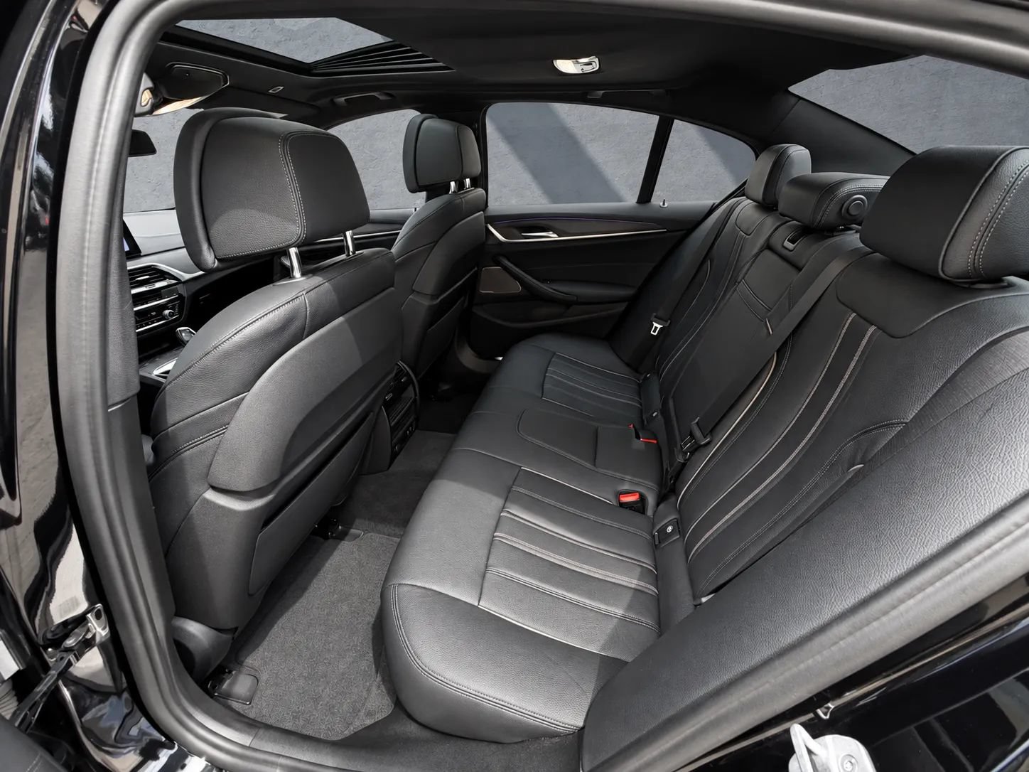Used 2022 BMW M550i xDrive AWD/4WD image 17
