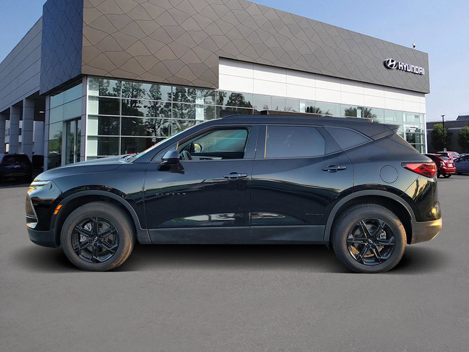 Used 2023 Chevrolet Blazer LT w/ Midnight/Sport Edition FWD image 3
