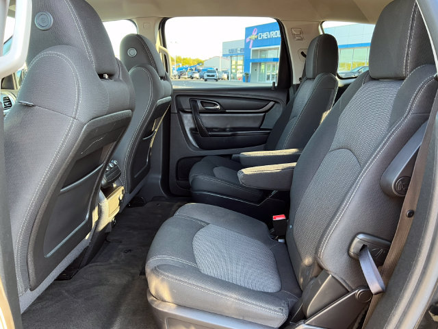 Used 2017 Chevrolet Traverse LT w/ Style and Technology Package FWD image 4