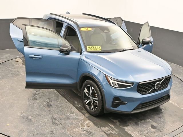 Used 2024 Volvo XC40 B5 Core image 58