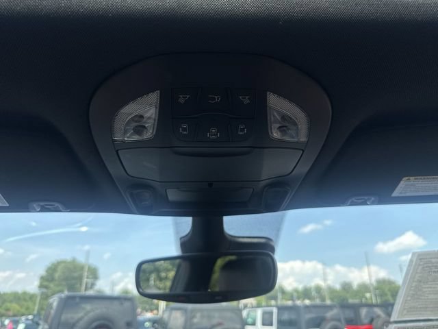 Used 2025 Chrysler Pacifica Limited FWD image 24