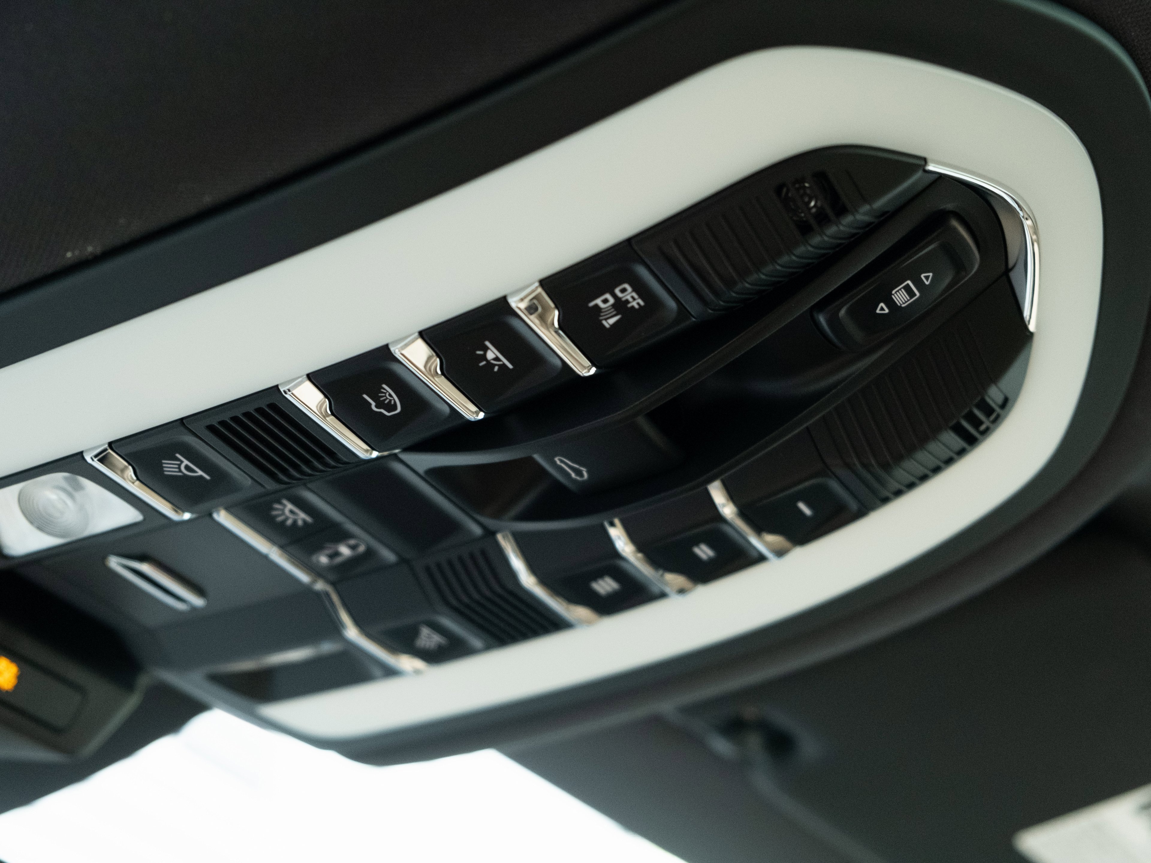 Certified 2025 Porsche Macan image 32