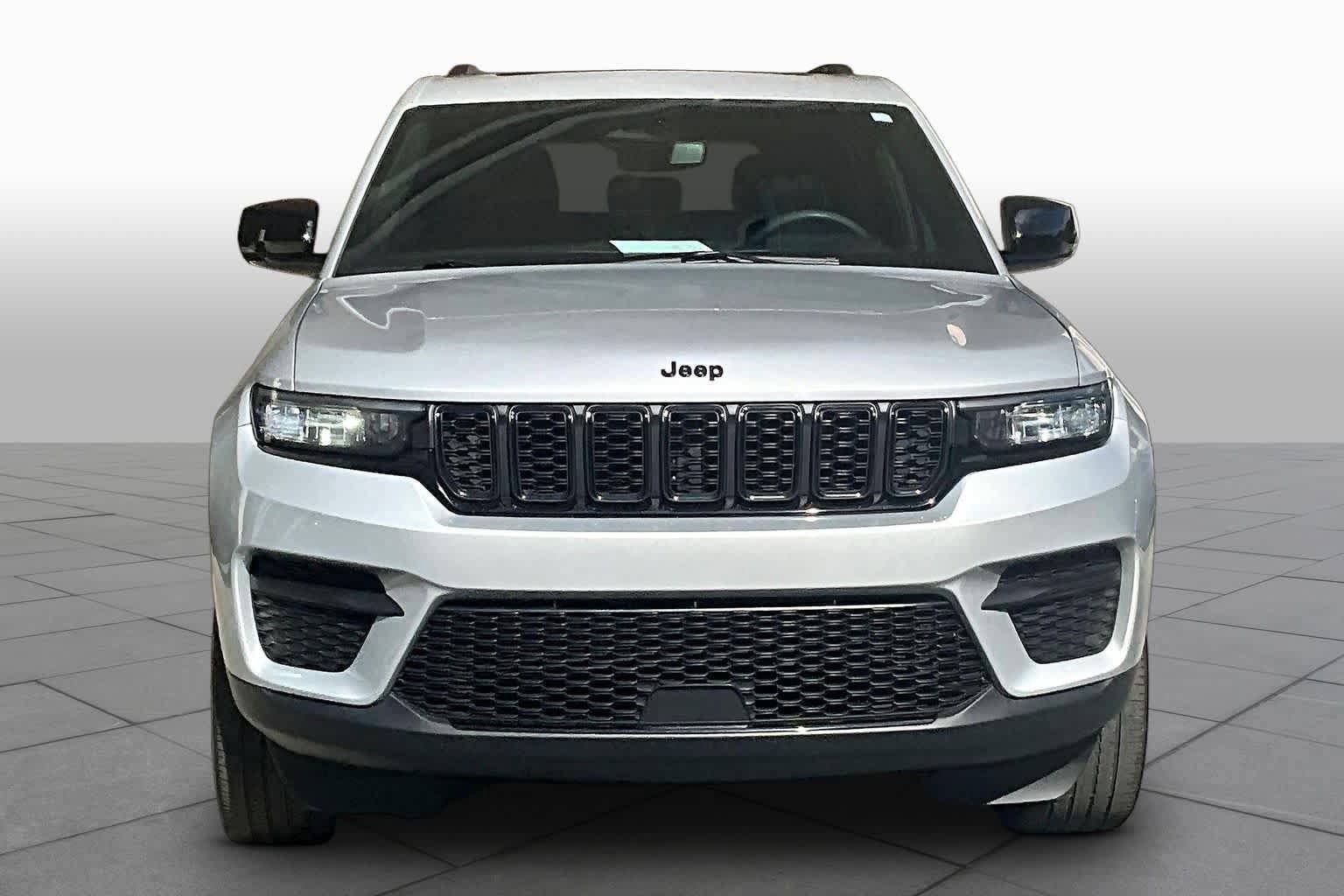 Used 2023 Jeep Grand Cherokee Altitude RWD image 4