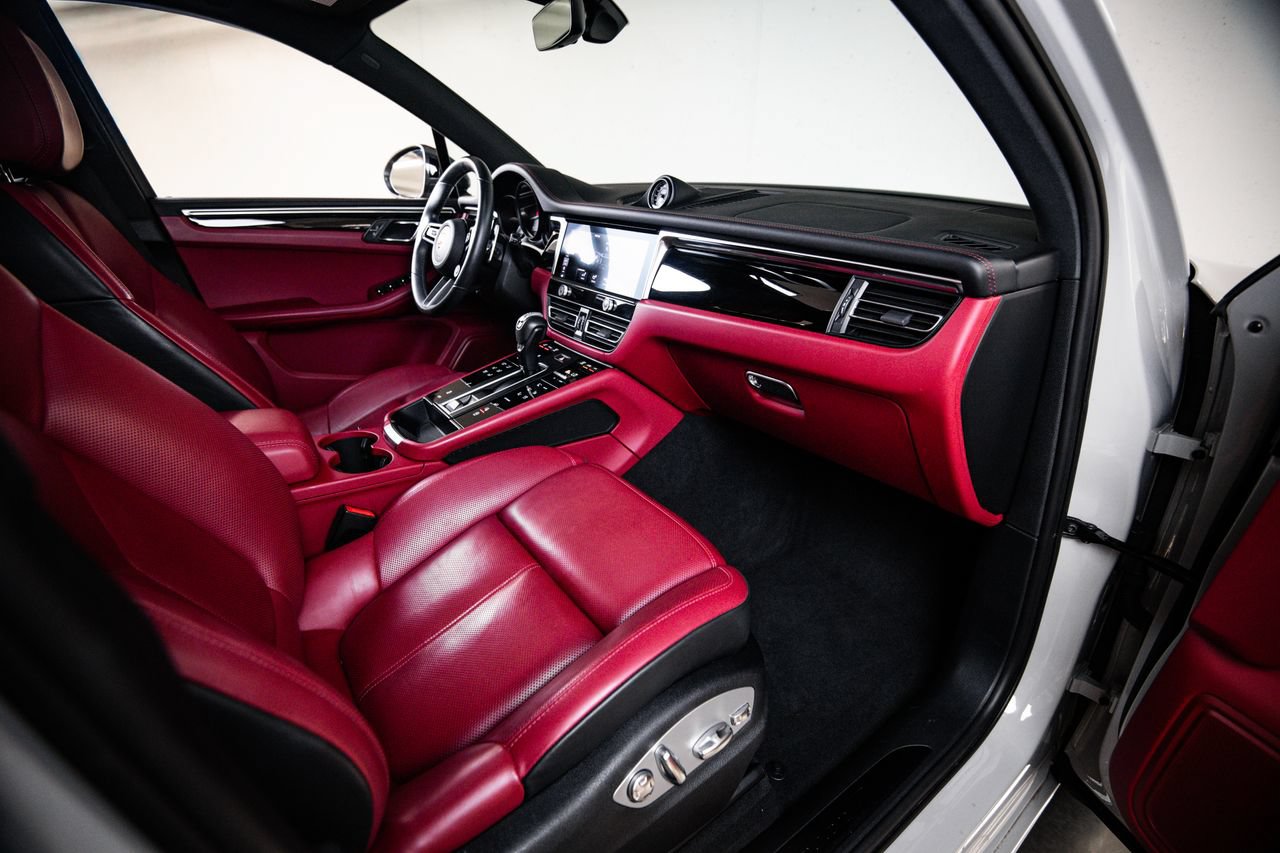 Certified 2023 Porsche Macan Turbo AWD/4WD image 28