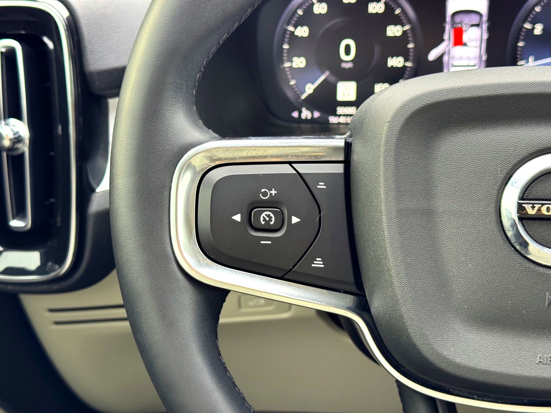 Used 2022 Volvo XC40 T5 Momentum w/ Premium Package image 22