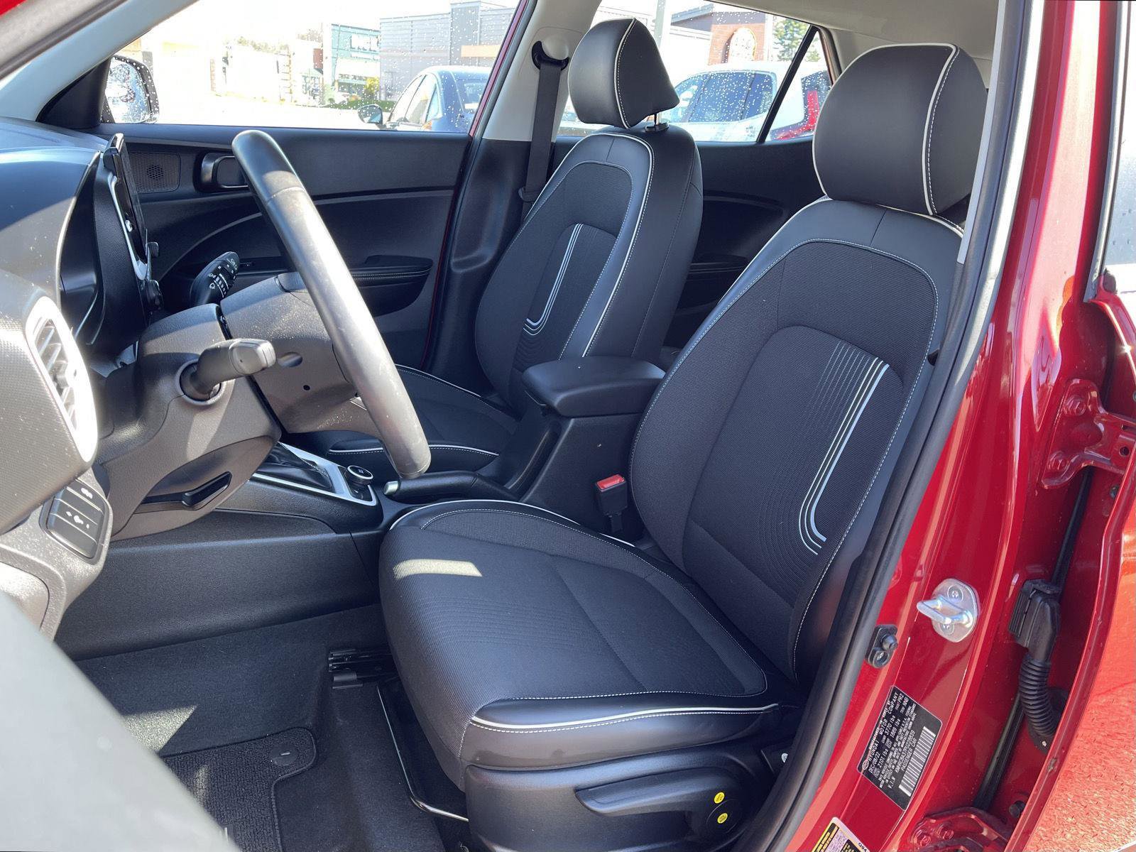 Used 2023 Hyundai Venue Limited image 14