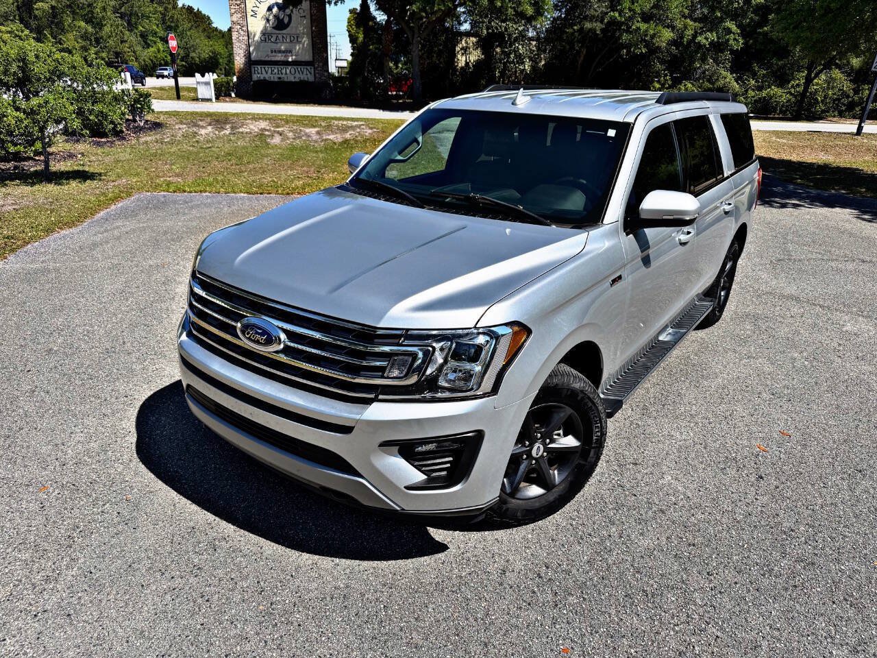 Used 2019 Ford Expedition Max XLT w/ Equipment Group 202A AWD/4WD image 2
