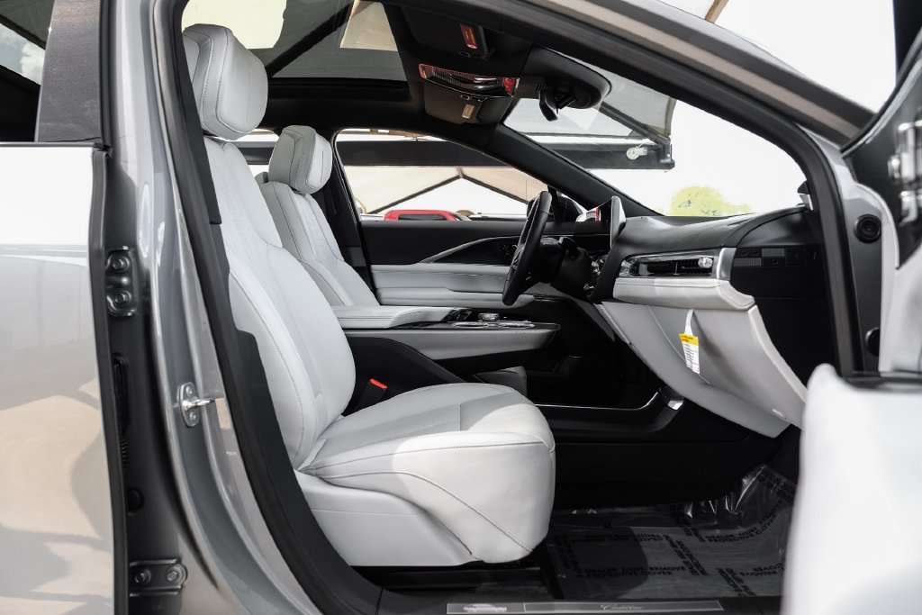 Used 2024 Cadillac Lyriq Luxury w/ LPO, Floor Liner Package RWD image 33