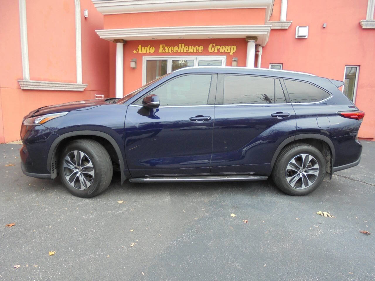 Used 2021 Toyota Highlander XLE AWD/4WD image 3