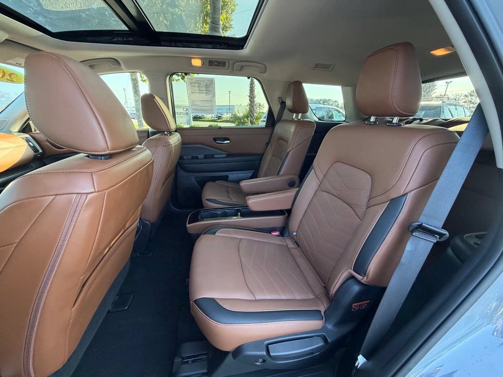 Certified 2025 Nissan Pathfinder Platinum FWD image 29