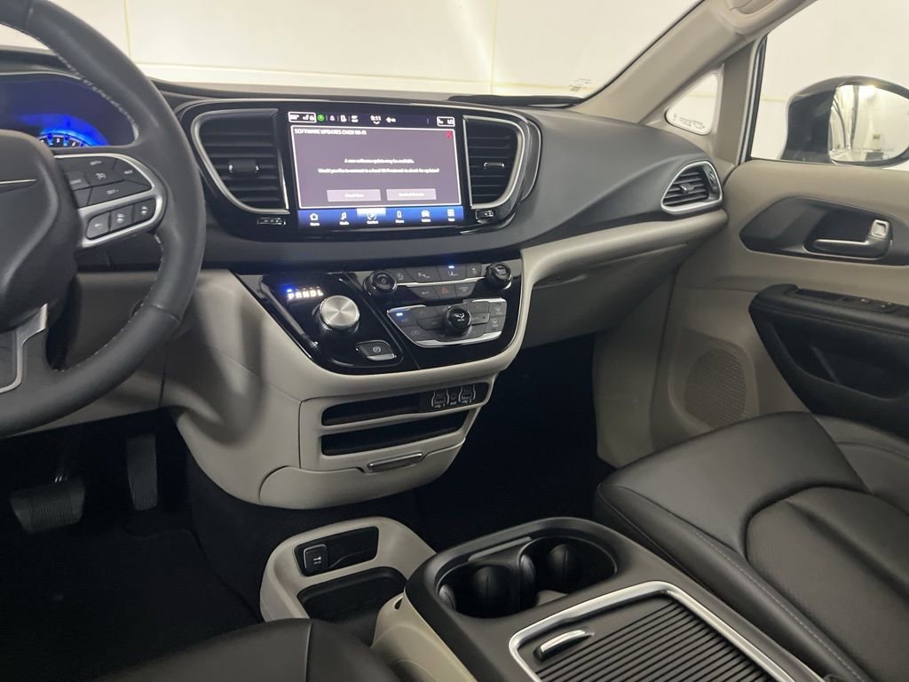 Used 2024 Chrysler Pacifica Touring-L image 32