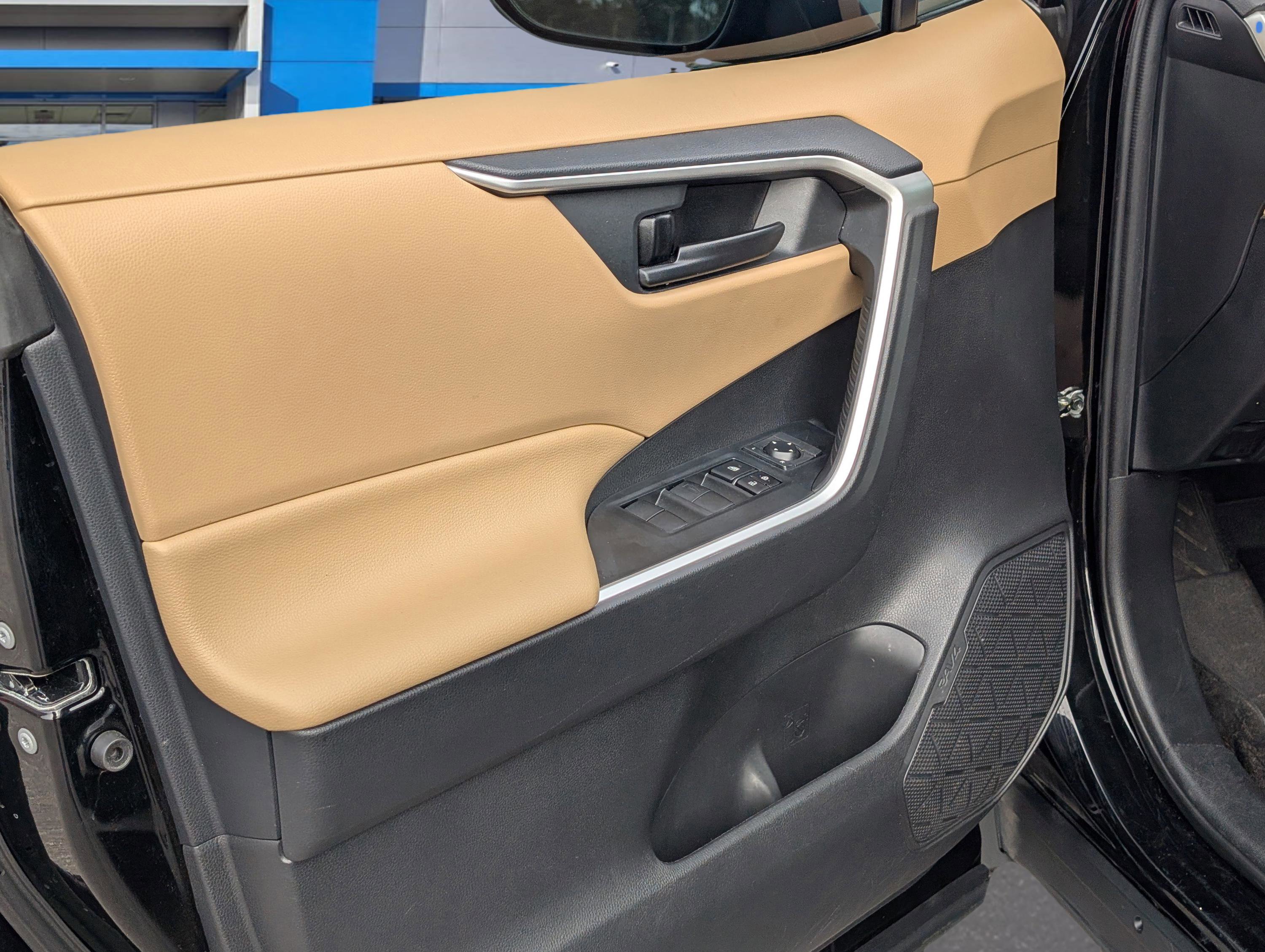 Used 2020 Toyota RAV4 LE image 15