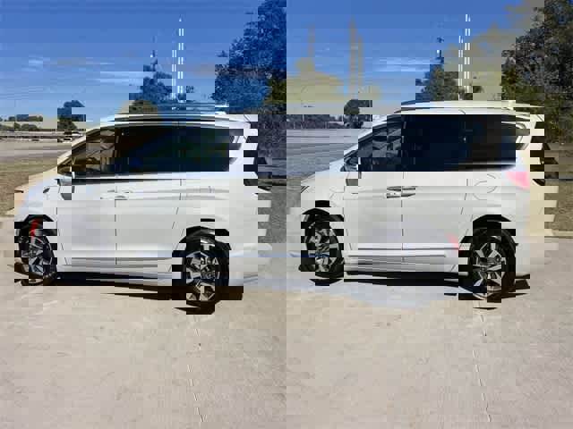 Used 2021 Chrysler Pacifica Limited w/ Uconnect Theater Family Group image 4