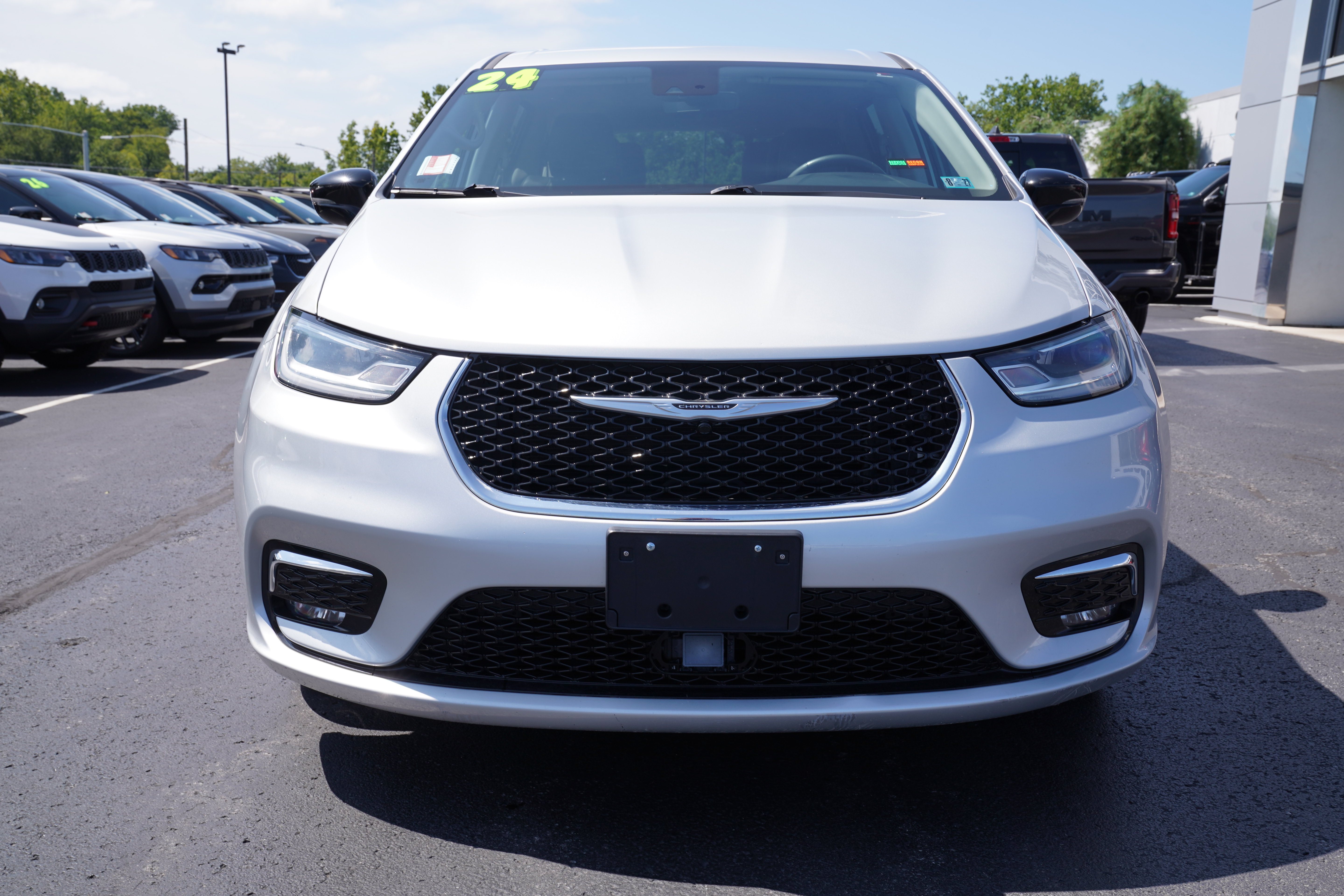 Used 2024 Chrysler Pacifica Touring-L FWD image 12