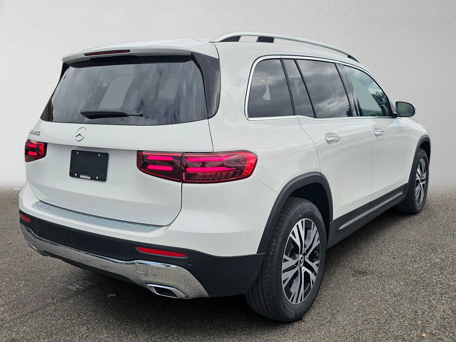 New 2026 Mercedes-Benz GLB 250 image 3