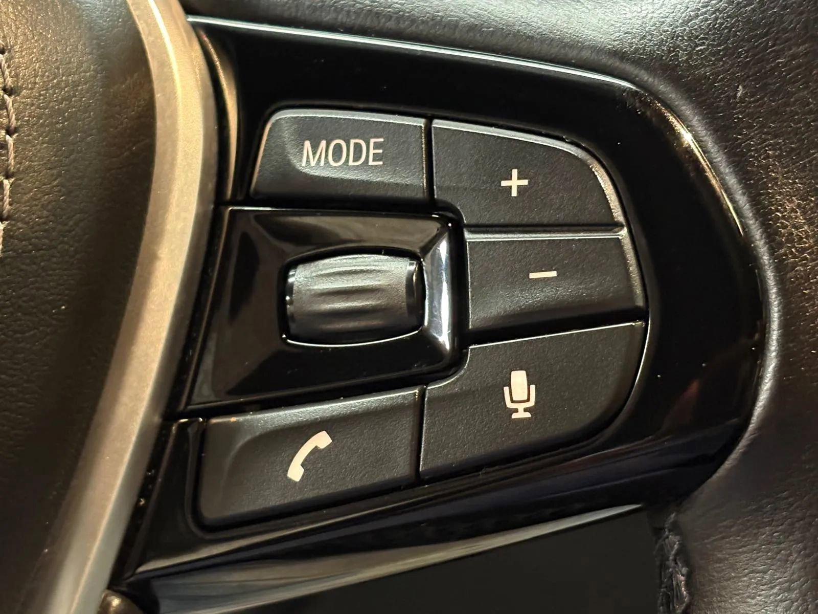 Used 2019 BMW 530e xDrive w/ Convenience Package image 33