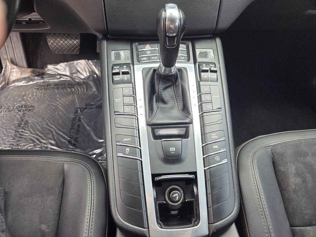 Used 2018 Porsche Macan AWD/4WD image 21