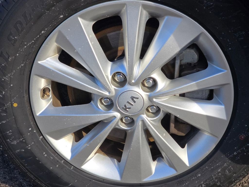 Used 2018 Kia Sedona LX image 7