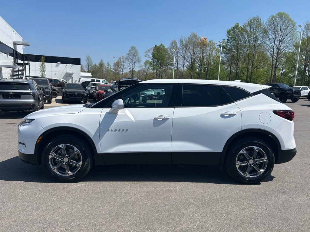 Used 2025 Chevrolet Blazer LT image 2