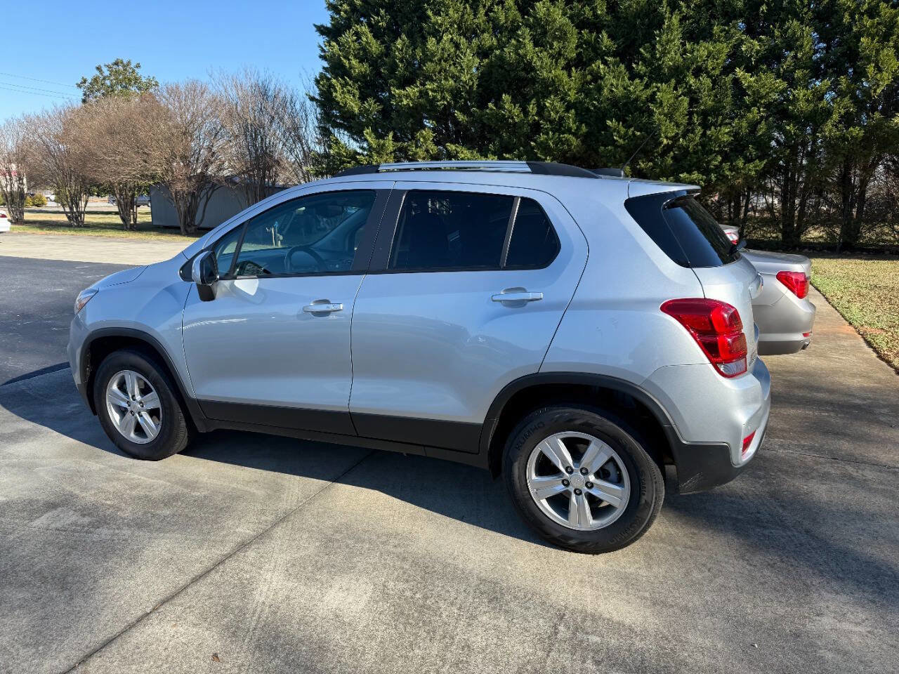 Used 2022 Chevrolet Trax LT w/ Premium Seat Package AWD/4WD image 2
