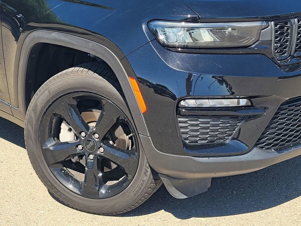 Used 2023 Jeep Grand Cherokee Limited w/ Black Appearance Package image 9