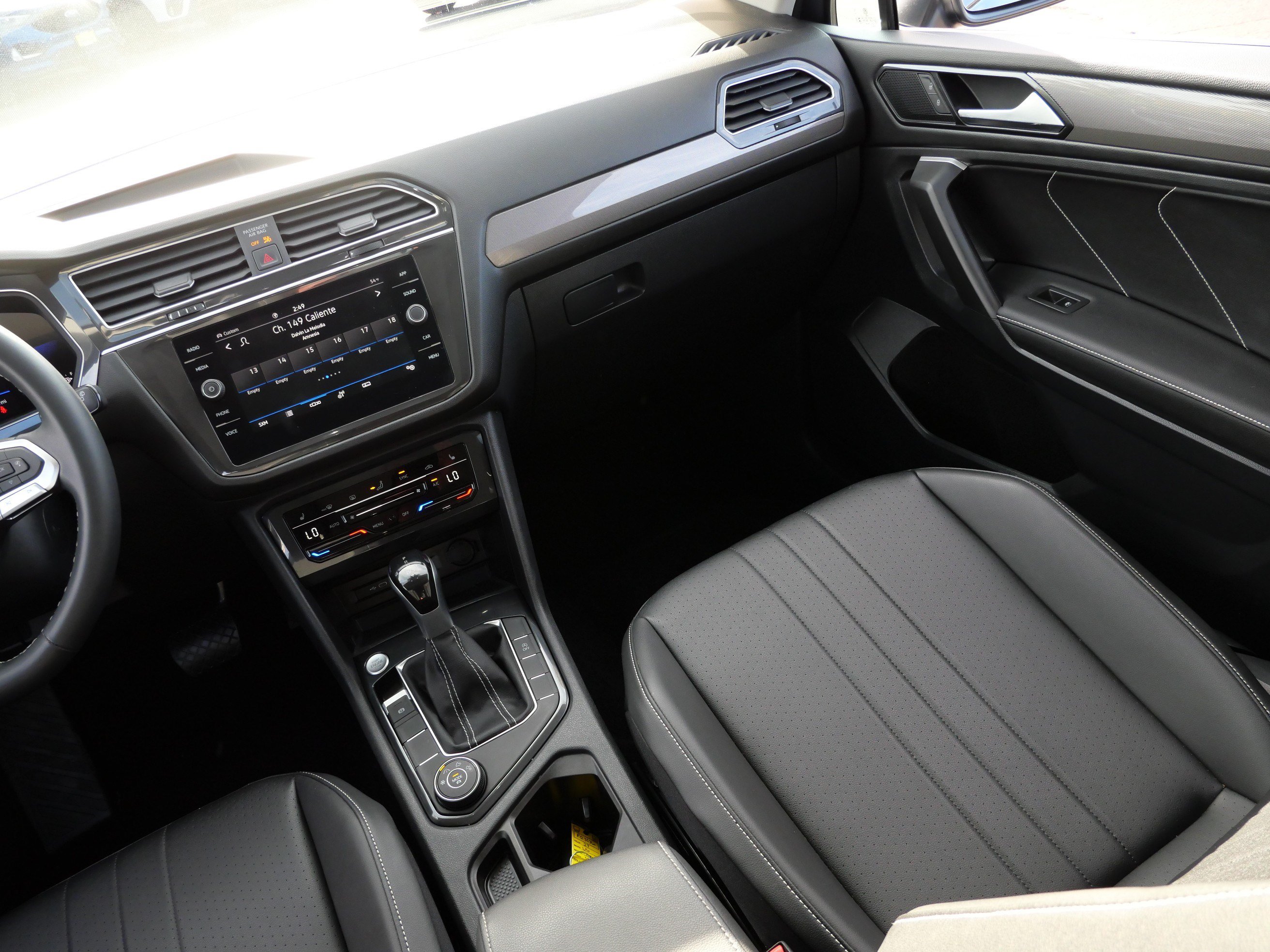 Certified 2023 Volkswagen Tiguan SE w/ Panoramic Sunroof Package AWD/4WD image 11