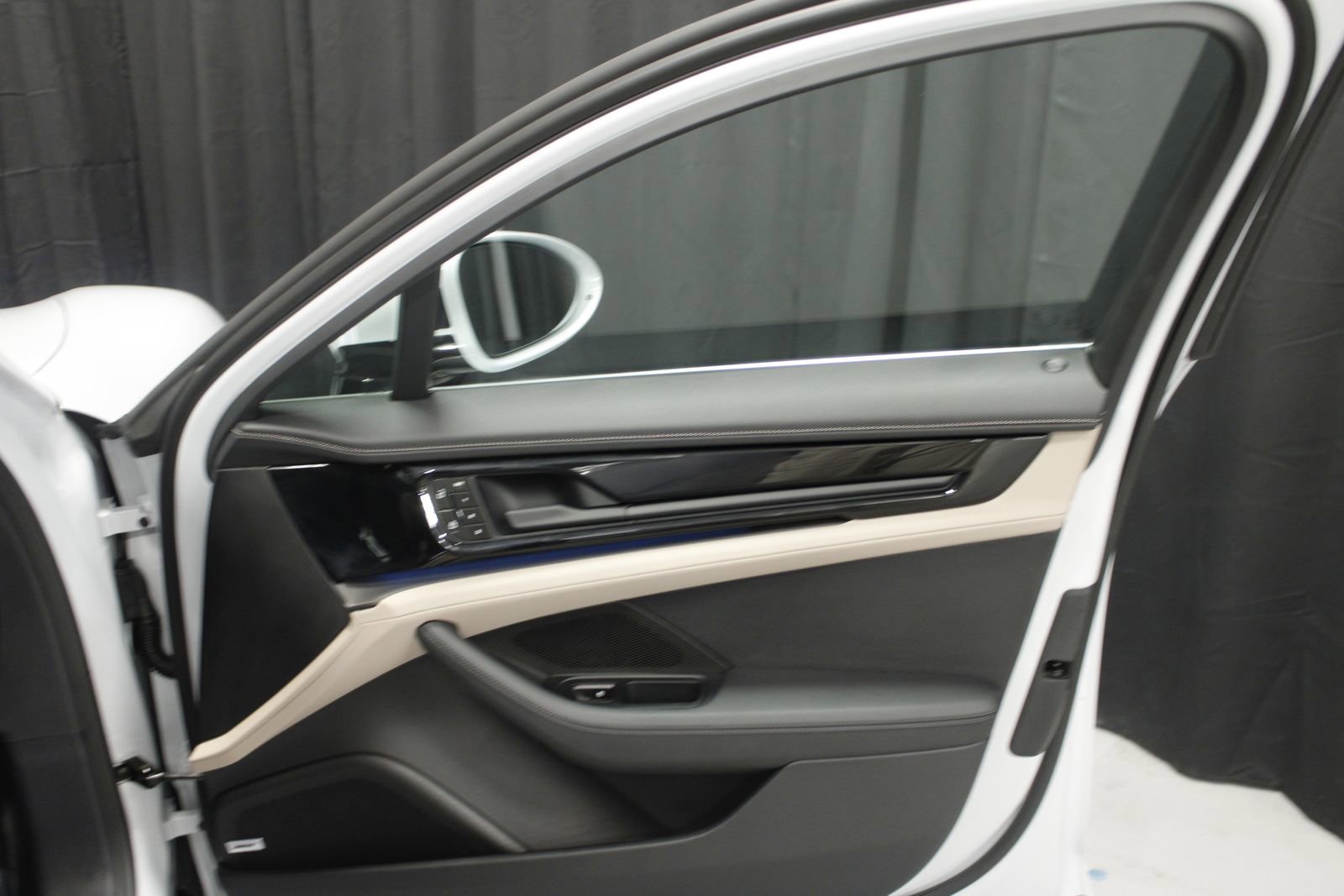 Used 2025 Porsche Panamera 4 image 24