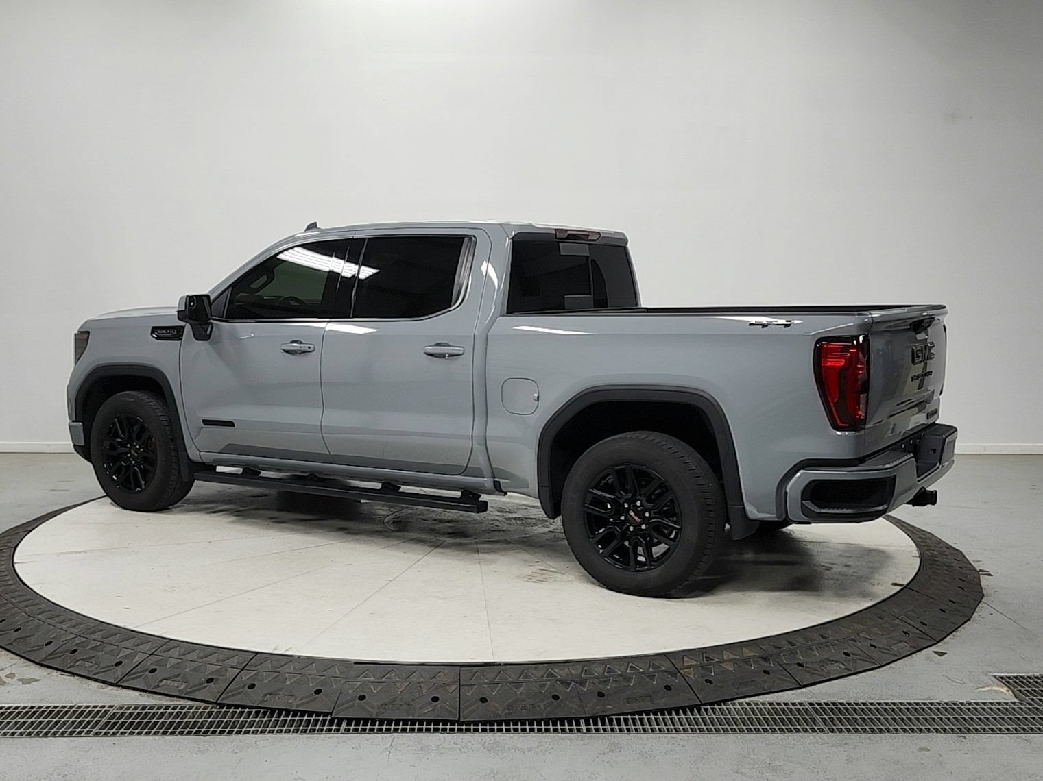 Used 2024 GMC Sierra 1500 Elevation w/ Preferred Package AWD/4WD image 5