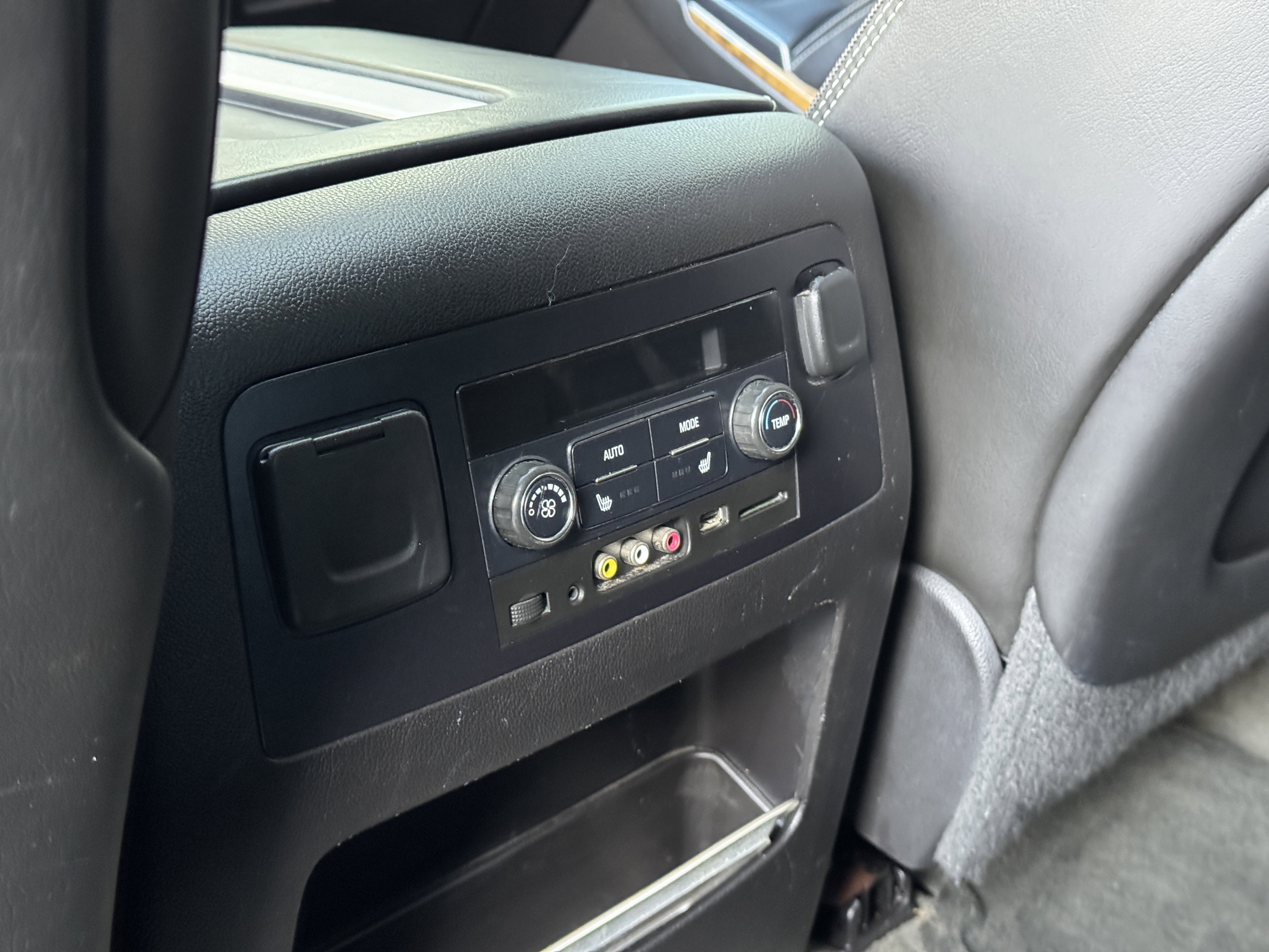 Used 2015 GMC Yukon Denali w/ Touring Package AWD/4WD image 42