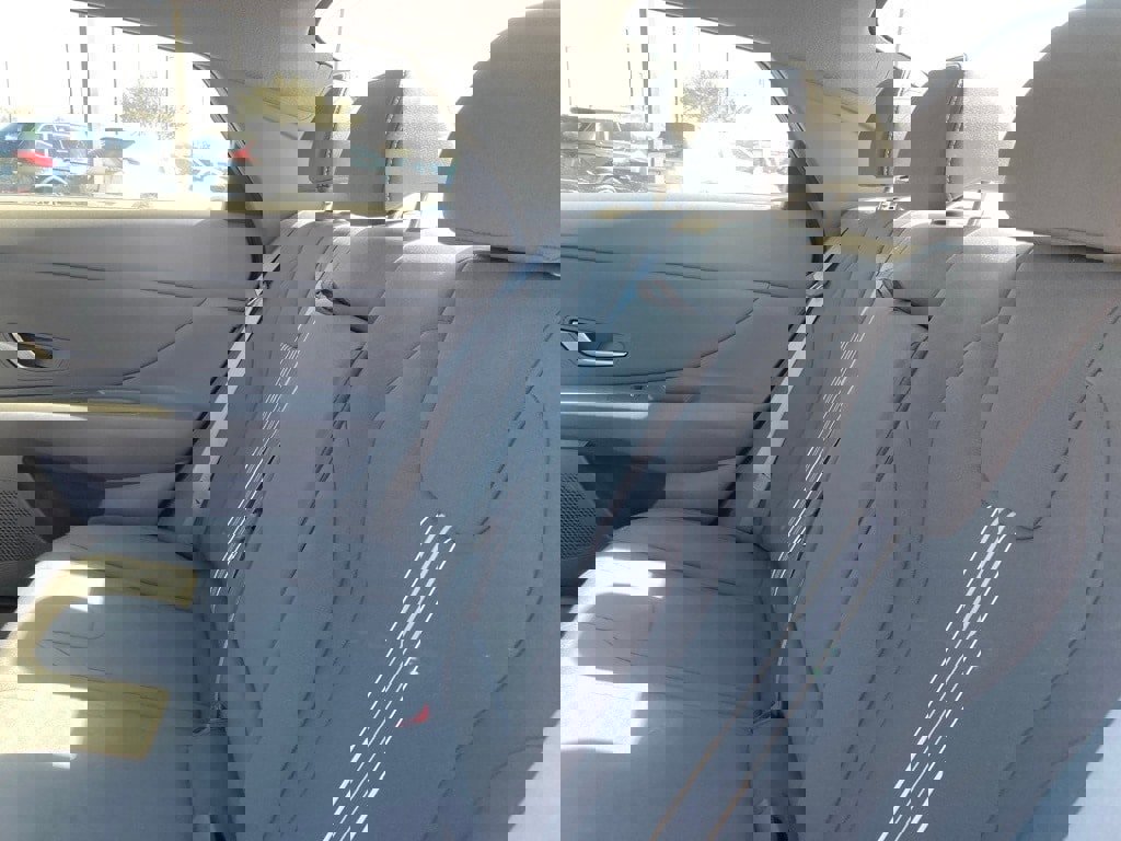 Used 2025 Hyundai Elantra SEL image 11