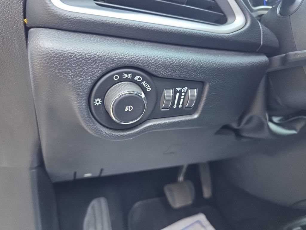 Used 2020 Chrysler Pacifica Touring-L FWD image 17
