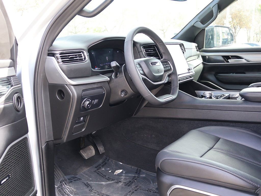 Used 2025 Jeep Wagoneer L Series II w/ 8-pass Seating Package AWD/4WD image 28