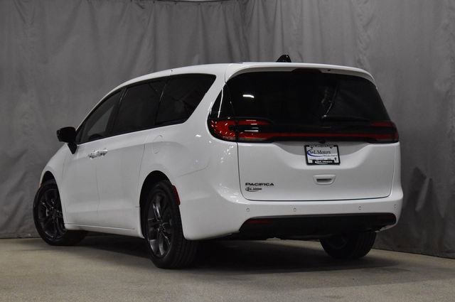 New 2026 Chrysler Pacifica Select image 2