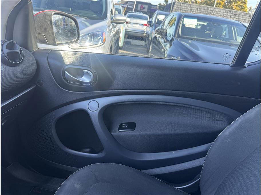 Used 2017 smart fortwo passion image 25